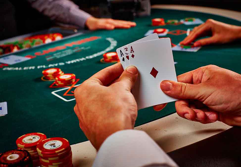 Ставки это азартные игры. Покер. Игра в Покер. Карточный стол. Игральный стол в казино.
